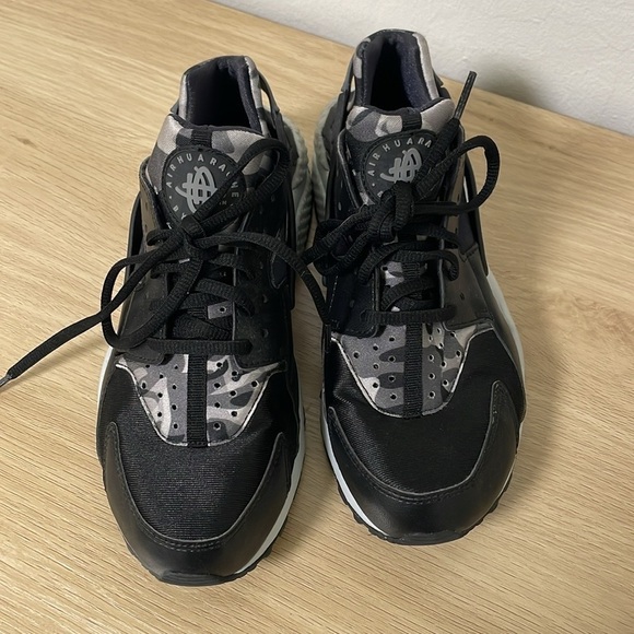Nike Air Hurache Black Women’s Camoflague Shoes Size 8 - Picture 3 of 6